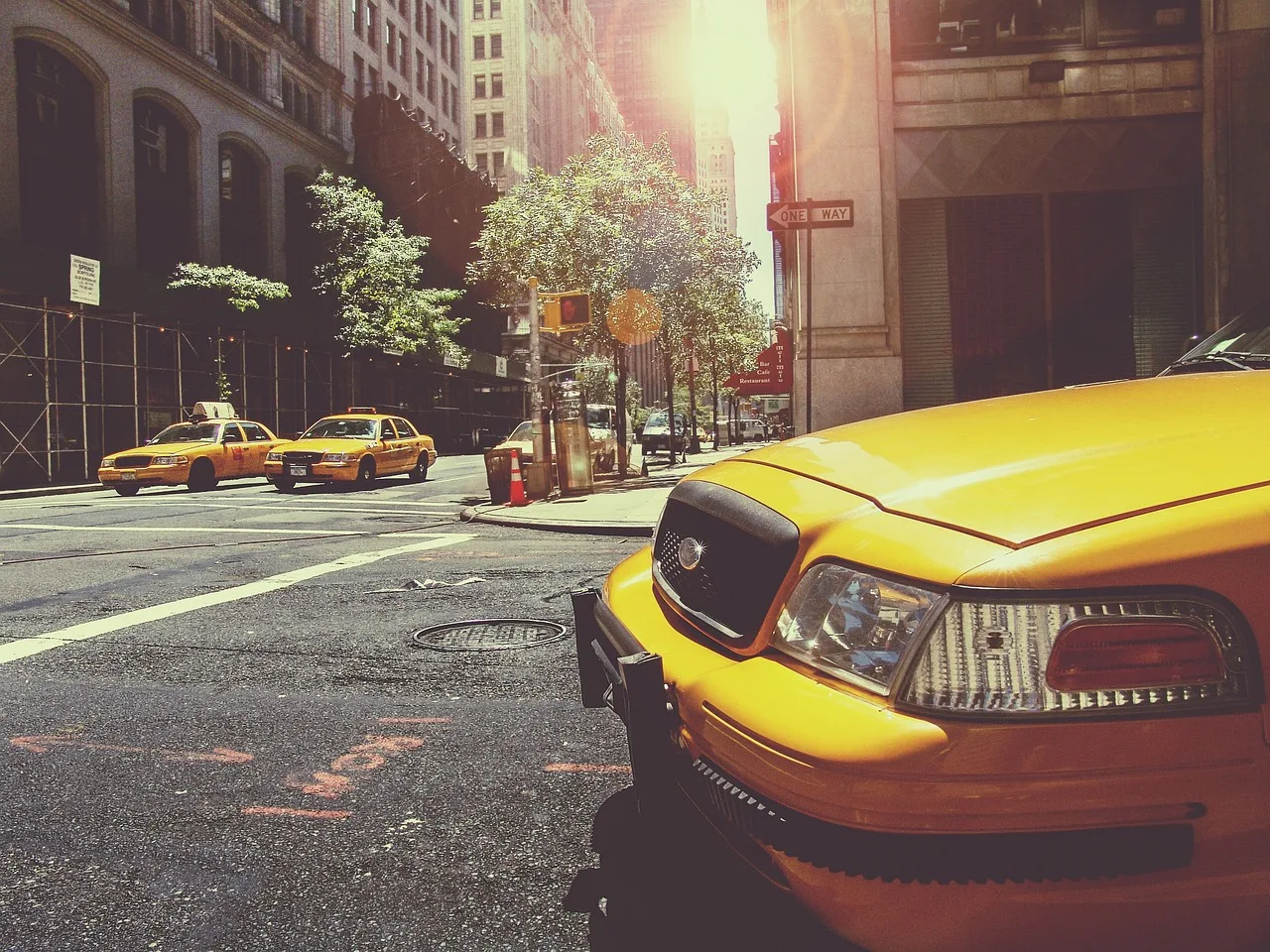 Robotaxis en Guerra: Waymo Lanza la Mayor Expansión Mientras Uber la Ataca con $10.000 Millones
