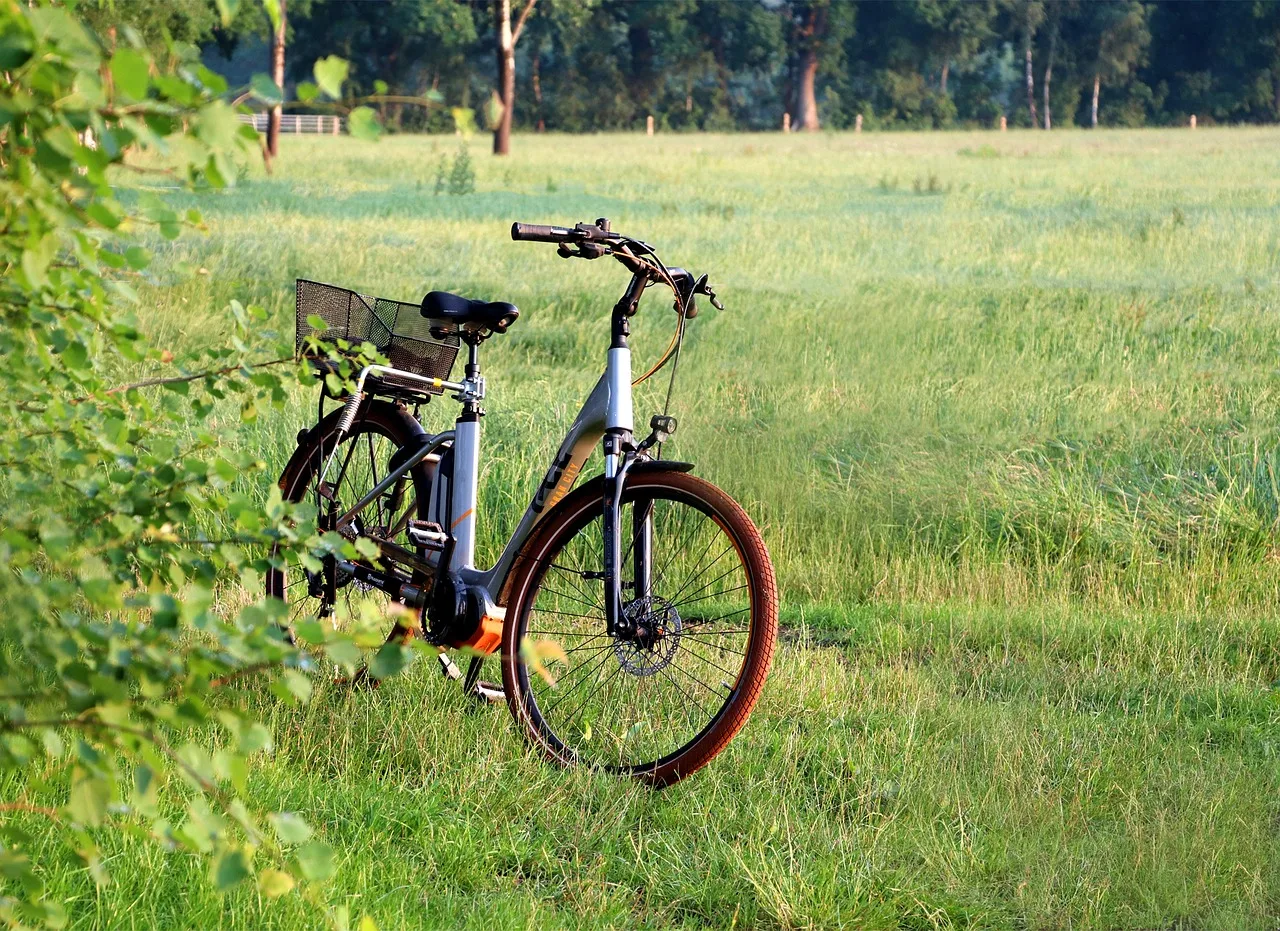 Locura de descuentos eléctricos: baterías gigantes por $449, e-bikes todoterreno a mínimos históricos y robots que cortan el césped