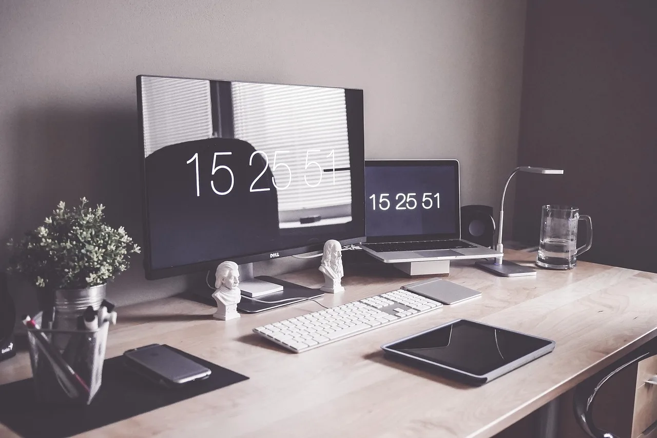 ¿Tres monitores o uno ultra-ancho? El estudio que te hará repensar tu configuración
