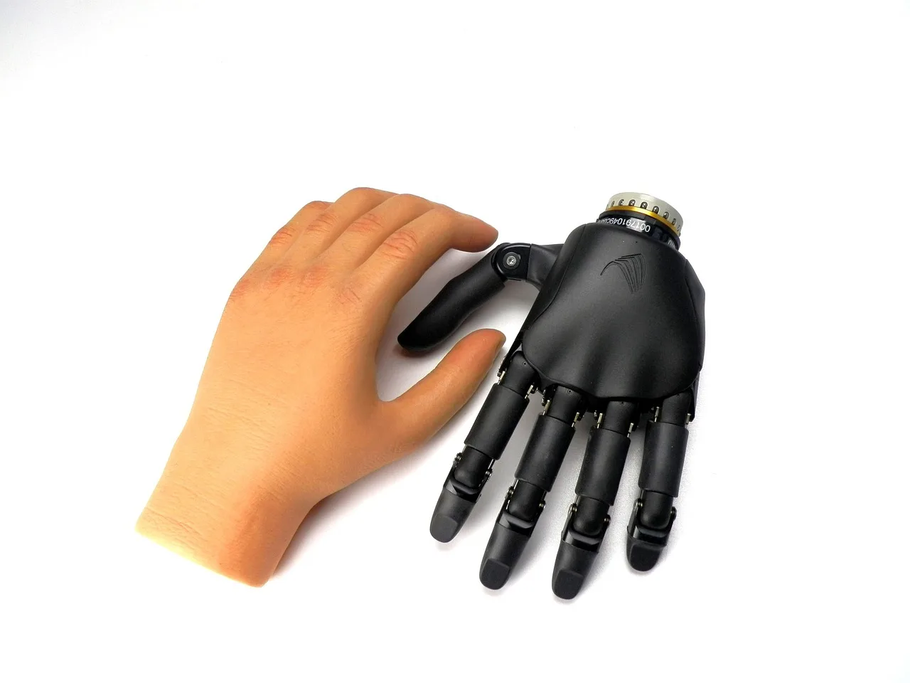 Con un visor de realidad virtual y guantes hápticos, así se opera un robot humanoide desde Shenzhen