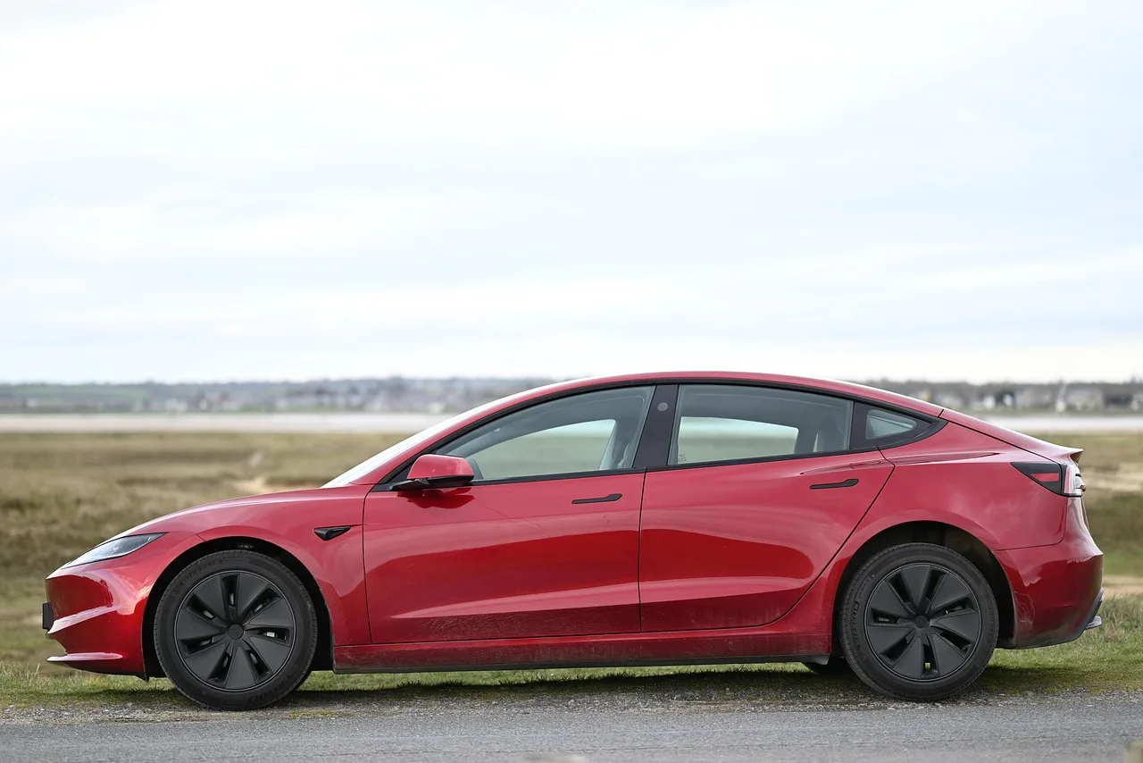 Tesla alarga el Model Y: el Model Y L llega a EE.UU. con seis asientos y 325 millas de autonomía