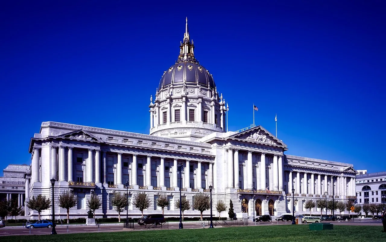 San Francisco apunta a Apple y Google: exigen eliminar apps que «desnudan» con IA