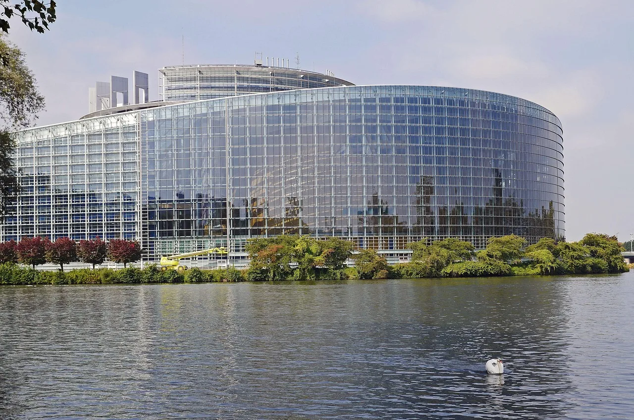 El Parlamento Europeo aprueba la ‘Chat Control 1.0’ pese a que la mayoría votó en contra