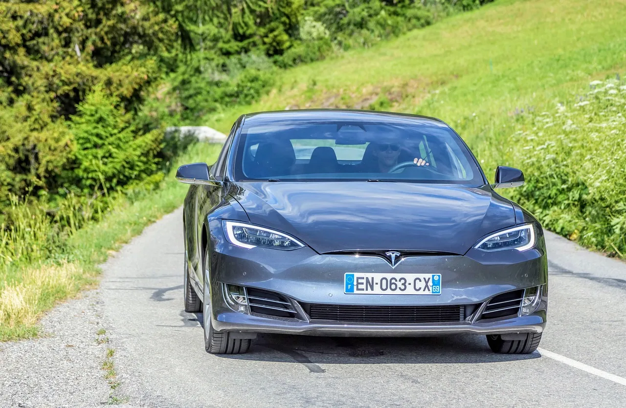Tesla bajo presión legal en dos continentes por el HW3: 7.000 dueños en Países Bajos y una demanda en EE.UU.