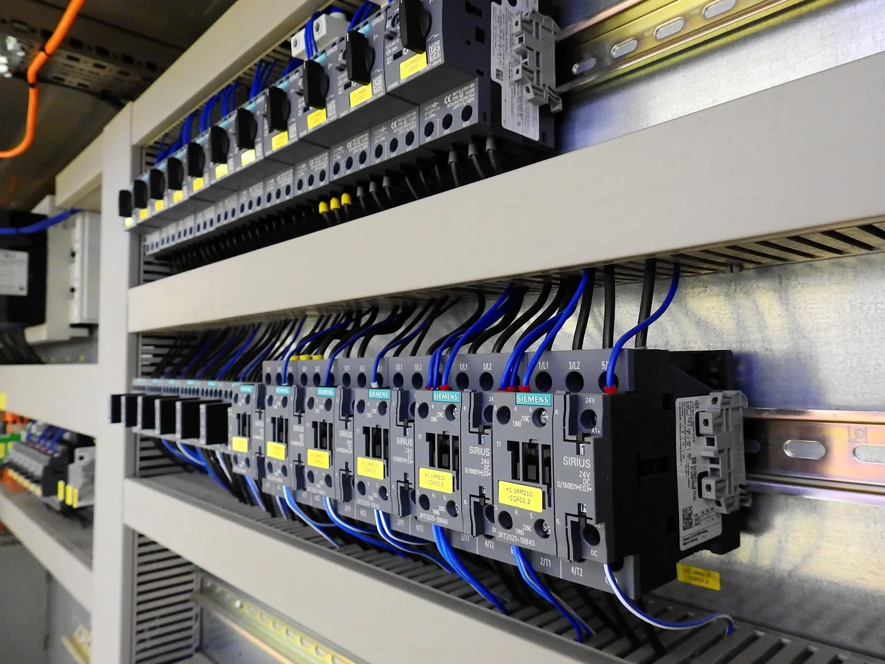 Alerta CISA: Hackers iraníes irrumpen en sistemas de Siemens, Schneider y Rockwell en EE.UU.