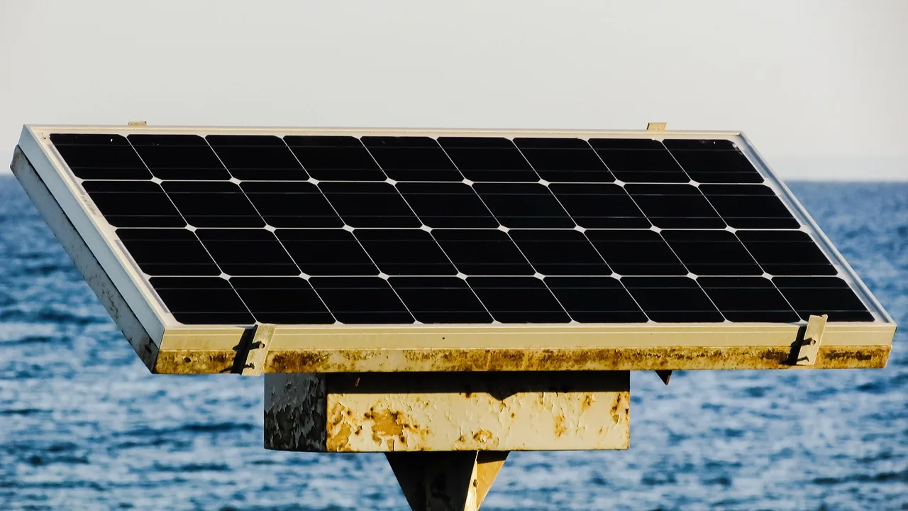 Llega a EE.UU. el primer microinversor solar de balcón con certificación UL 3700
