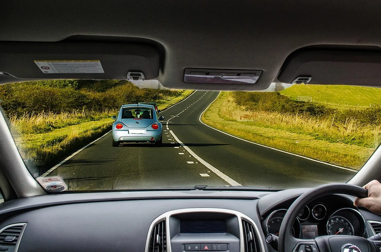 Tu nuevo coche te vigila: la cámara antidespistes que llega sin reglas de privacidad claras
