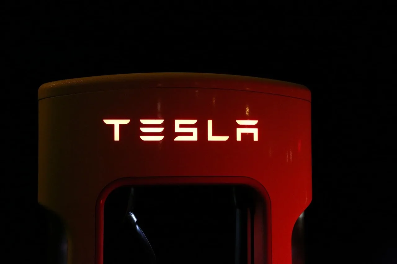 El petróleo caro impulsa récords de ventas de eléctricos en 50 países (pero no en EE.UU.)