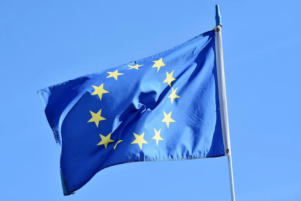 A partir de hoy, la UE te exige saber cuándo hablas con una IA