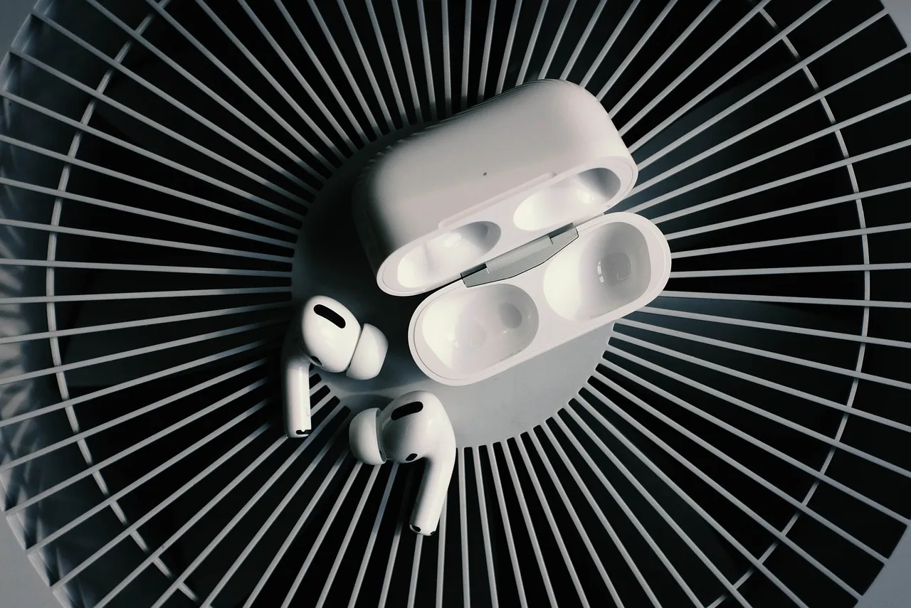 Los AirPods con cámaras ya no son un rumor: Apple los muestra (sin querer) en un vídeo