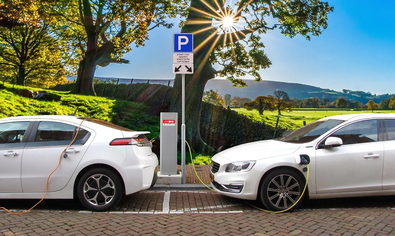 GM quiere que cargar tu coche eléctrico sea tan fácil como enchufar: llegan Energy Pass y Plug and Charge