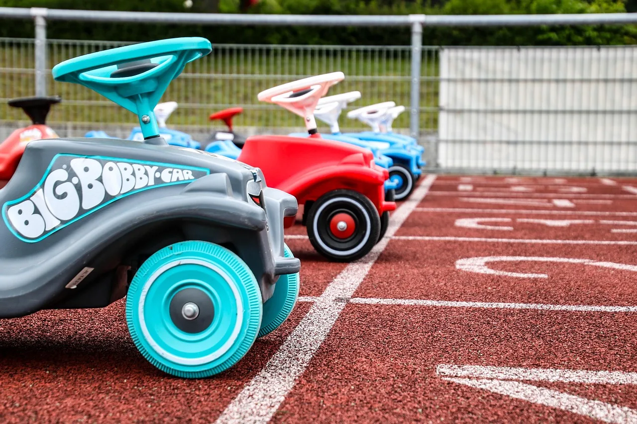 Sam Altman propone que los padres dejen que ChatGPT les cuente qué hacen sus hijos en el coche