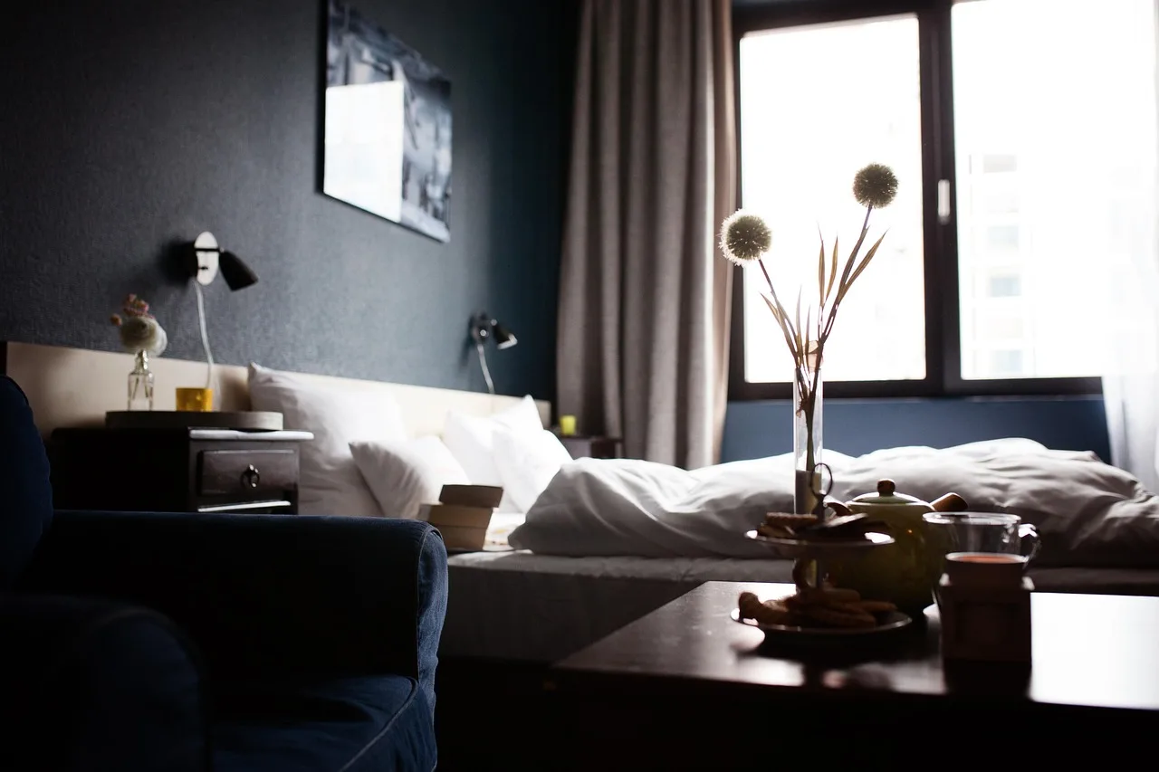 Cuidado con el Wi-Fi del hotel: una campaña global roba credenciales y malware acecha a los viajeros de negocios