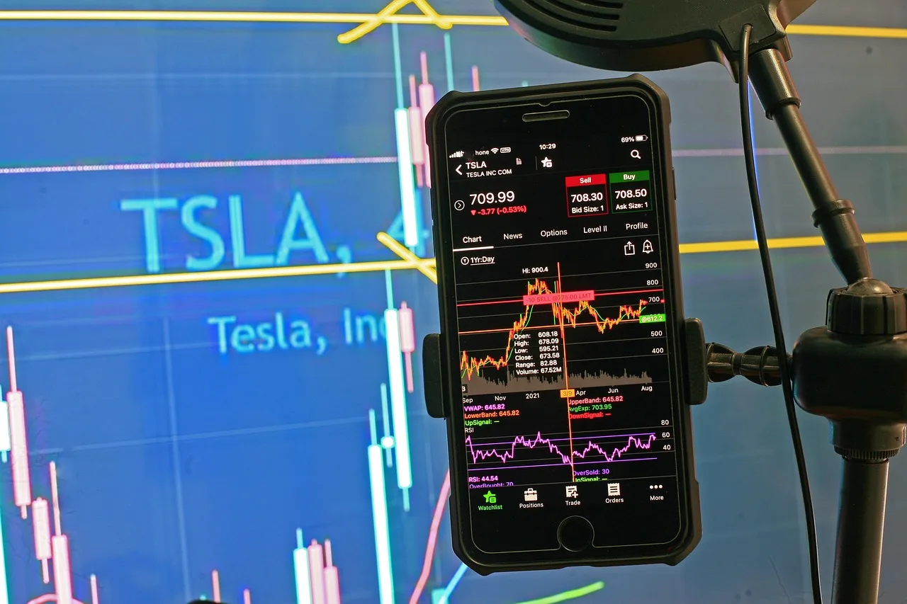 ¿Se fusionarán Tesla y SpaceX? El último Electrek Podcast lo desmenuza todo